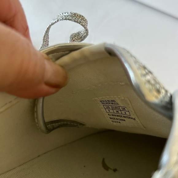 Tretorn glitter sneaker size 5
Runs big
Silver glitter
Lace up - Picture 9 of 10